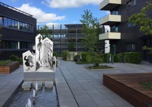 Gewoba Figuren im Hof Präsentation Heim und Familie Kunstwettbewerb der Gewoba Nord . 2. Preis für Helmut R. Klein jpg