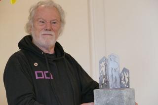 Gewoba Figuren im Hof Präsentation Heim und Familie Kunstwettbewerb der Gewoba Nord . 2. Preis für Helmut R. Klein jpg